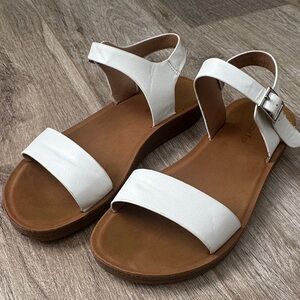 Lucky Top Girl Faux Leather White Sandals Size 2